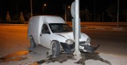 Hafif ticari araç trafik lambasının direğine çarptı: 3 yaralı