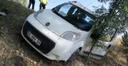 Hafif ticari araç yoldan çıktı : 1 yaralı