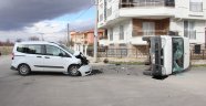 Hafif ticari araçla çarpışan kamyonet devrildi: 2 yaralı