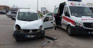 Hafif ticari araçla otomobil çarpıştı: 3 yaralı