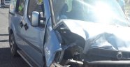 Hafif ticari araçla otomobil çarpıştı: 9 yaralı