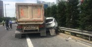 Hafriyat kamyonu çarptığı aracı bariyerlere sıkıştırdı: 2 yaralı