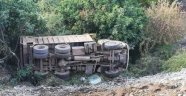 Hafriyat kamyonu devrildi: 1 ölü