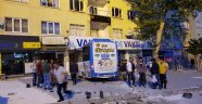 Halk otobüsü parti seçim bürosuna daldı: 2 yaralı