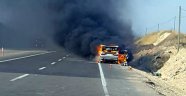 Hareket halindeki otomobil alev alev yandı