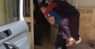 Hasta kadını polis sırtında taşıdı