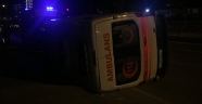 Hasta taşıyan ambulans kazada yan yattı