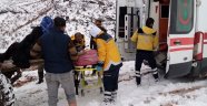 Hasta traktörle ambulansa ulaştırıldı