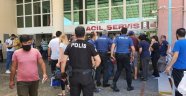 Hasta yakını hastaneyi birbirine kattı
