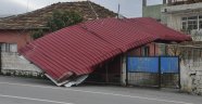 Hatay'da fırtına çatıları uçurdu, direkleri devirdi