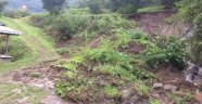 Heyelan oldu kayan toprak eve 2 metre kala durdu