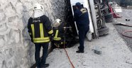 Hırdavat yüklü kamyonet devrildi: 1 ölü