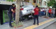 Hızla sokağa girmek isteyince mağazaya uçtu aracını bırakıp kaçtı