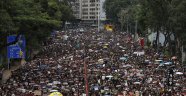 Hong Kong'da hükümetin geri adımına rağmen binlerce kişi yeniden sokaklarda