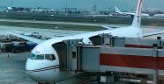 Hostes 'slide' patlatınca uçak 3 saat rötar yaptı