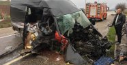 Hurdaya dönen kargo aracının sürücüsü yaralı kurtuldu