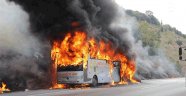 İçinde 32 yolcu bulunan otobüs alev alev yandı
