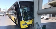 İETT otobüsü metrobüs köprüsüne çarptı: 19 yaralı