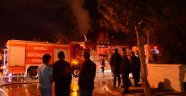 İki ailenin yaşadığı ev, gece vakti alevlere teslim oldu