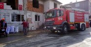 İki katlı ev sobadan çıkan yangında hasar gördü