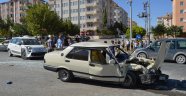 İki otomobil çarpıştı: 1 Yaralı