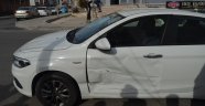İki otomobil çarpıştı: 1 yaralı