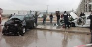 İki otomobil çarpıştı: 1'i bebek 5 yaralı