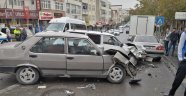 İki otomobil çarpıştı