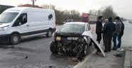 İki otomobil kafa kafaya çarpıştı