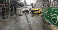 İki otomobil kavşakta çarpıştı: 3 yaralı