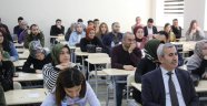 İletişim öğrencilerine topluluk önünde konuşma öğretiliyor