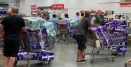 İngilizler korona korkusuyla marketlere akın etti