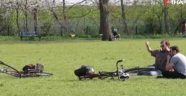 İngilizler koronaya rağmen parklara akın etti