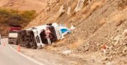 İnşaat malzemesi yüklü tır devrildi