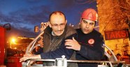İntihar için çıktığı saat kulesinden inemeyen yaşlı adamı itfaiye kurtardı