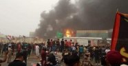 Irak'ta göstericiler siyasi parti binalarını ateşe verdi