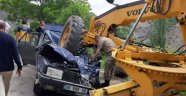 İş makinesiyle otomobil çarpıştı: 1 ölü