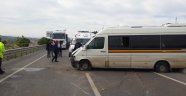 İşçi servisi bariyerlere çarptı: 4 yaralı