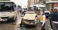 İşçi servisi otomobille çarpıştı: 5 yaralı