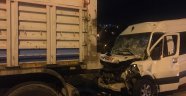 İşçi servisi seyir kamyona arkadan çarptı: 12 yaralı