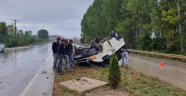 İşçileri taşıyan minibüs refüjde takla attı: 6 yaralı