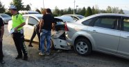 Işıkta bekleyen otomobile arkadan çarptı: 1 yaralı
