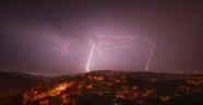 İskenderun'da şimşekler geceyi gündüze çevirdi