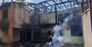 Isparta'da çıkan yangında 2 katlı ev tamamen yandı!