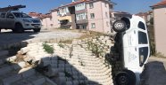 İstinat duvarından düşen cip duvarda asılı kaldı: 1 yaralı