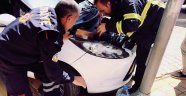 İtfaiye otomobilin motor kısmına sıkışan yavru kediyi kurtardı