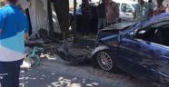 İzmir'de otomobil otobüs durağına daldı: 2 yaralı