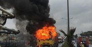 İzmir'de seyir halindeki tır alev aldı