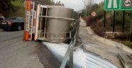 İzmir'de süt dolu tır devrildi: 1 yaralı