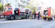 İzmir'de bir binanın çatısı alev alev yandı